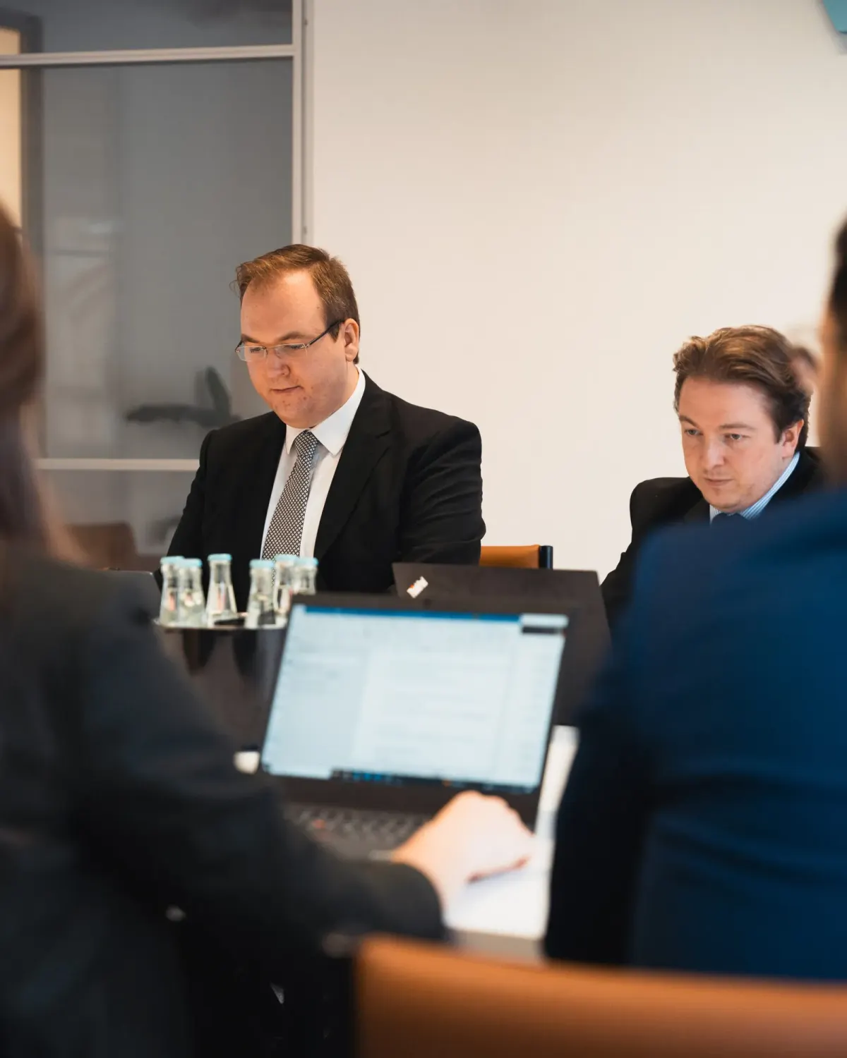 Fallkonferenz: mehrere Kolleginnen und Kollegen besprechen einen Sachverhalt