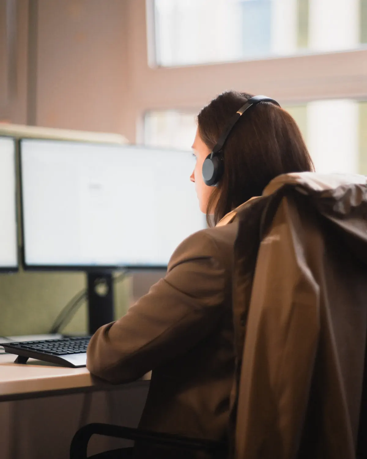 Telefonische Beratung eines Mandanten in den Kanzleiräumen