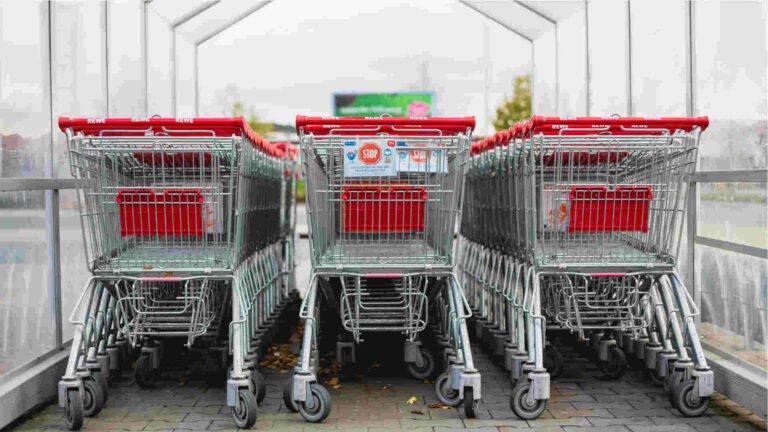 Auto beschädigt durch Einkaufswagen