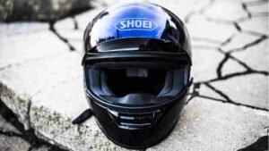 nach Sturz Beschädigungen am Helm